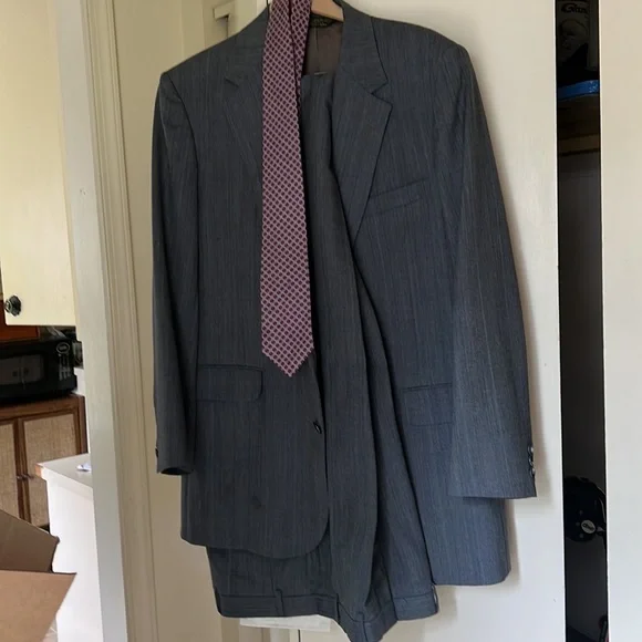 Mens grey suit. Jacket 46 reg. Pants 40” X 32”. Great condition. - Picture 2 of 2